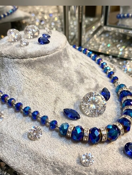 Vintage Jewelry - Elegant Blue Crystal Bead Necklace with Matching Stones